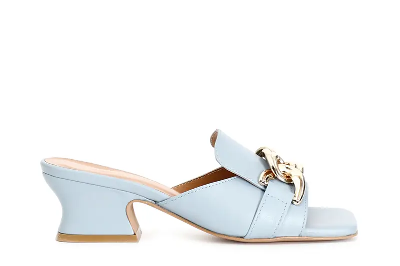 ciabatte in pelle con catena celeste