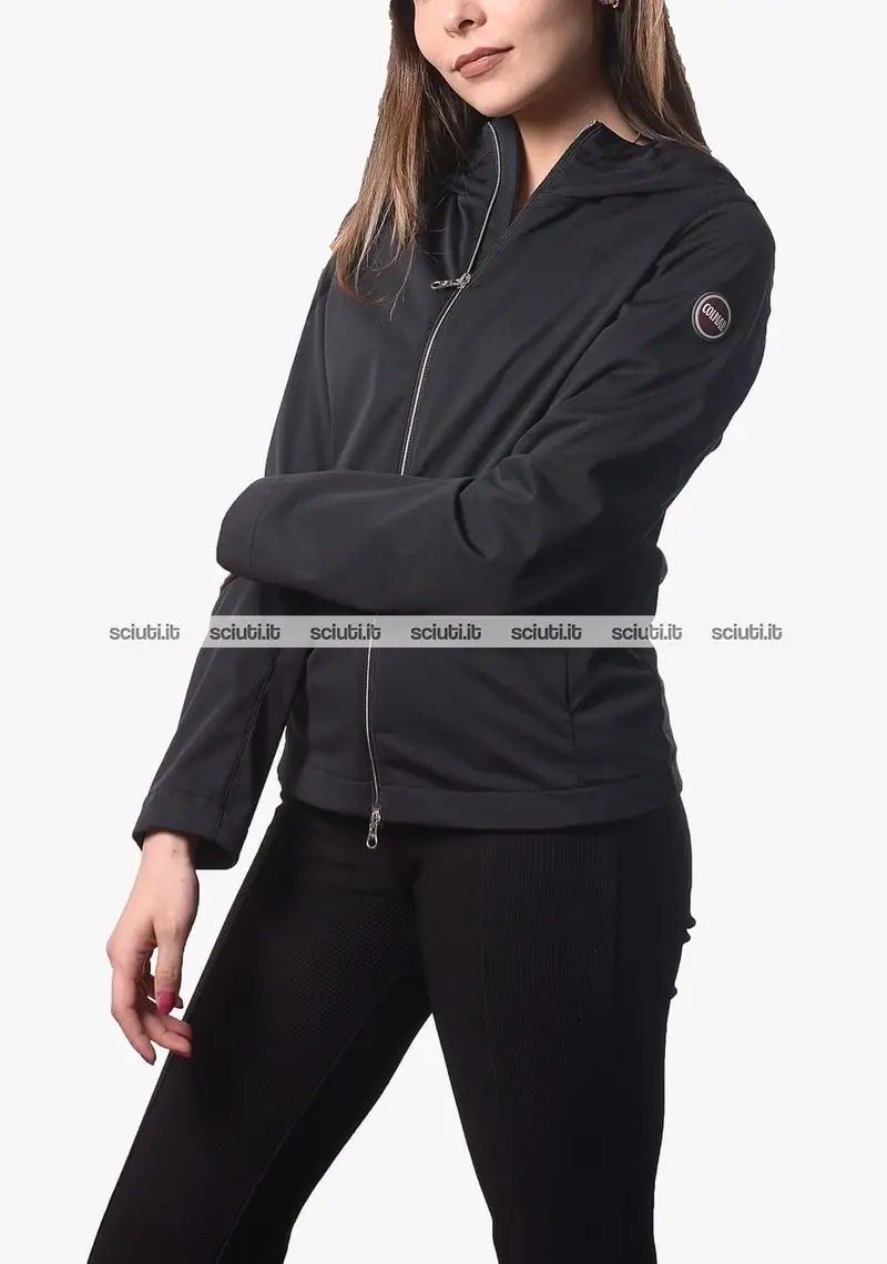 Giubbotto Colmar donna nero in sofshell con cappuccio