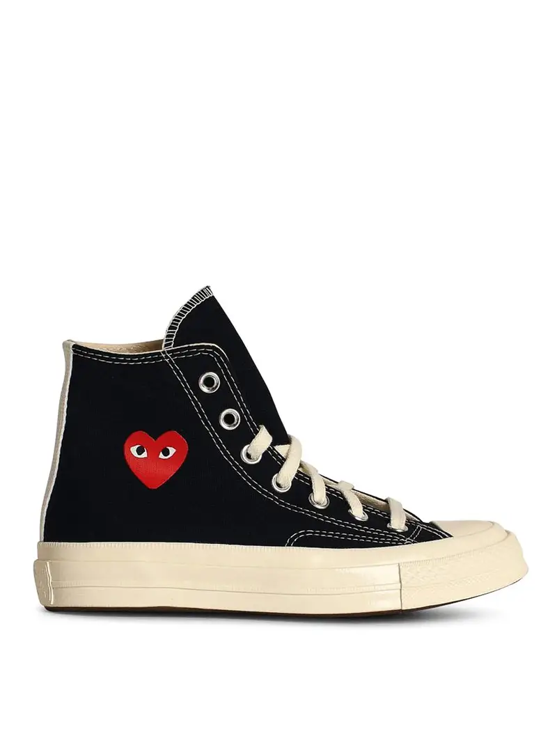 Sneakers in tela nera con cuore rosso Nero
