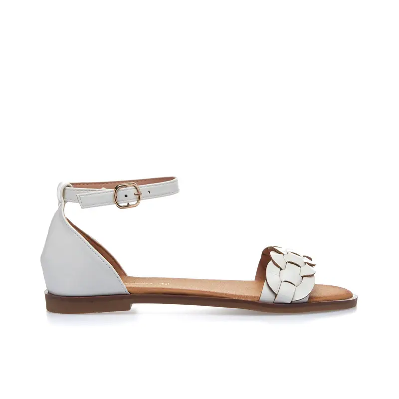 Sandali bianchi bassi con intreccio e cinturino
