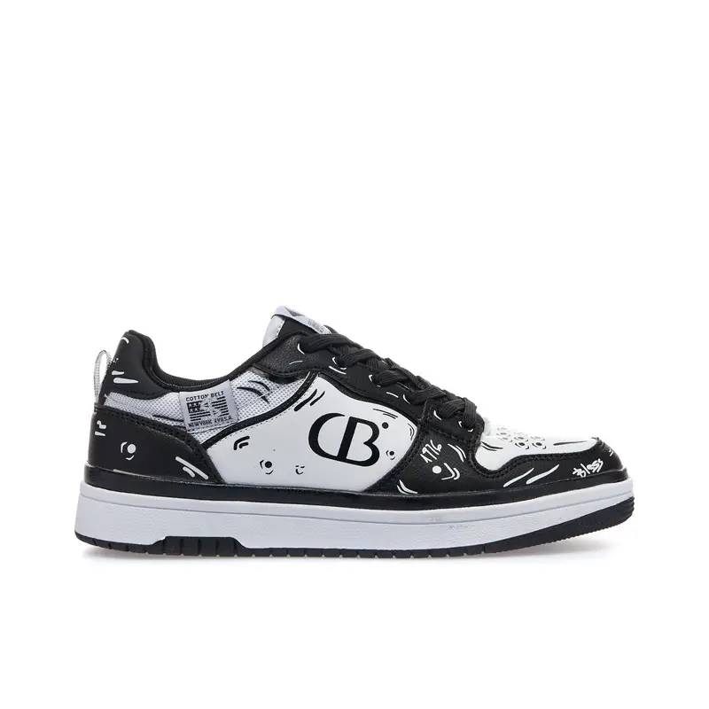 Sneakers bianche e nere con disegni