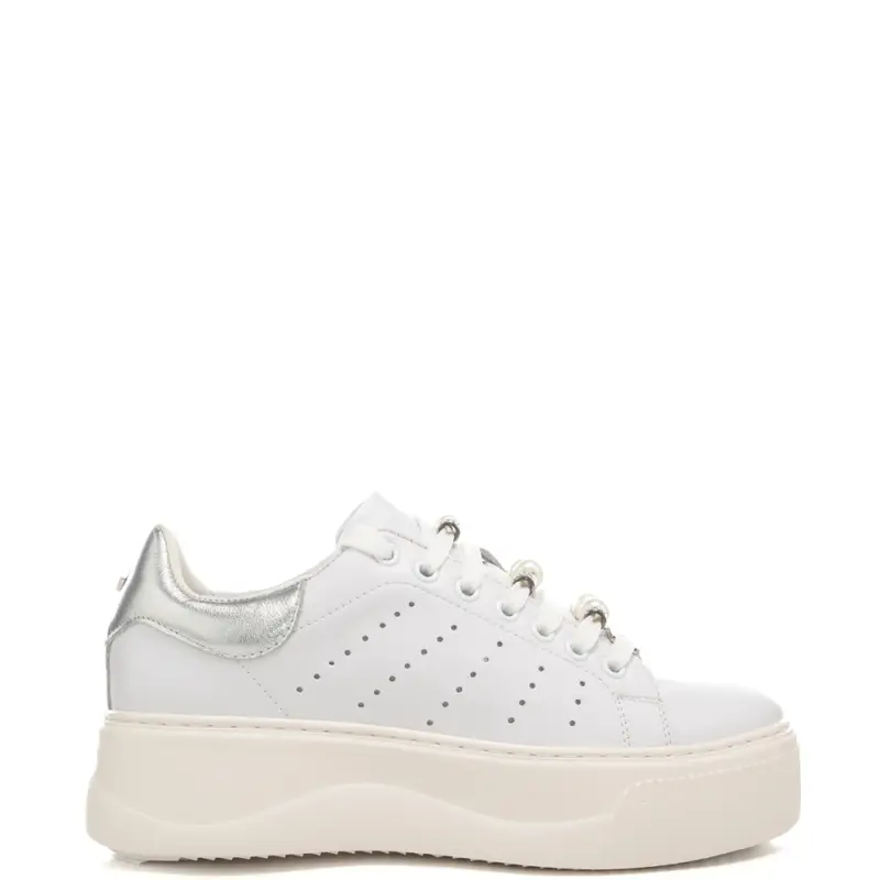 sneakers da donna in vera pelle con perle e charms decorativi sui lacci bianco argento