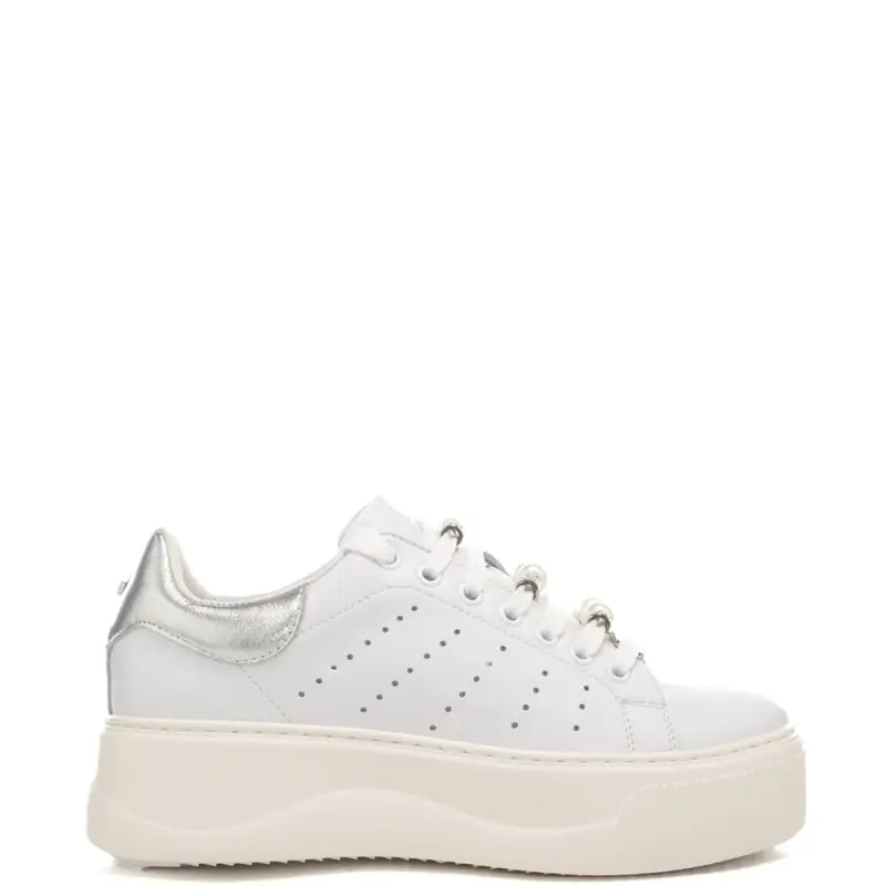 sneakers da donna in vera pelle con perle e charms decorativi sui lacci bianco argento