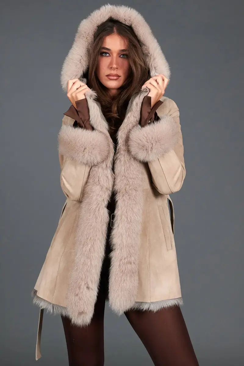 Cappottino in montone scamosciato beige con cappuccio in volpe D'Arienzo, Seleziona Beige