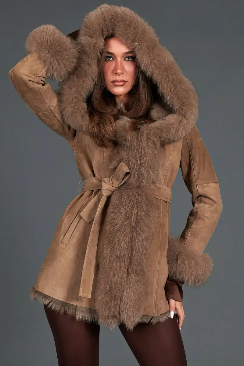 Cappottino in montone scamosciato fango con cappuccio in volpe D'Arienzo, Seleziona Fango