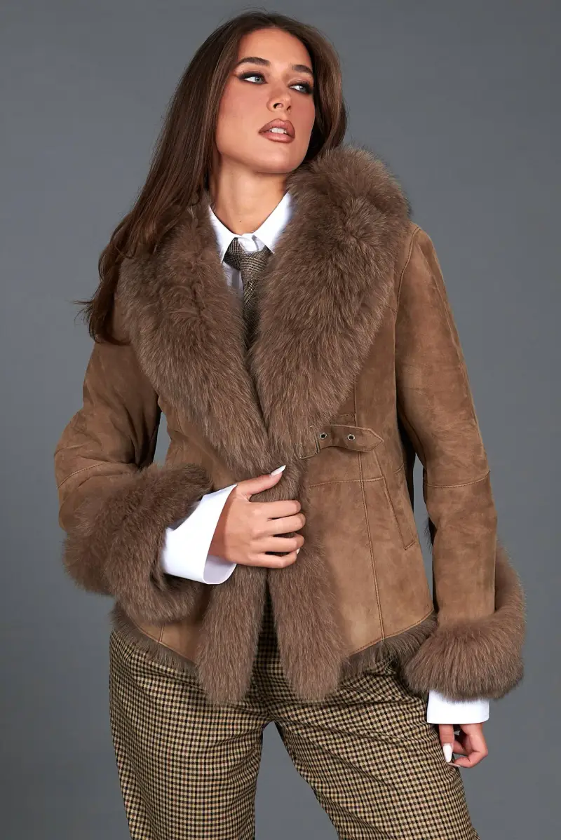 Giacca in montone scamosciato colore fango con colletto in volpe D Arienzo, Seleziona Fango