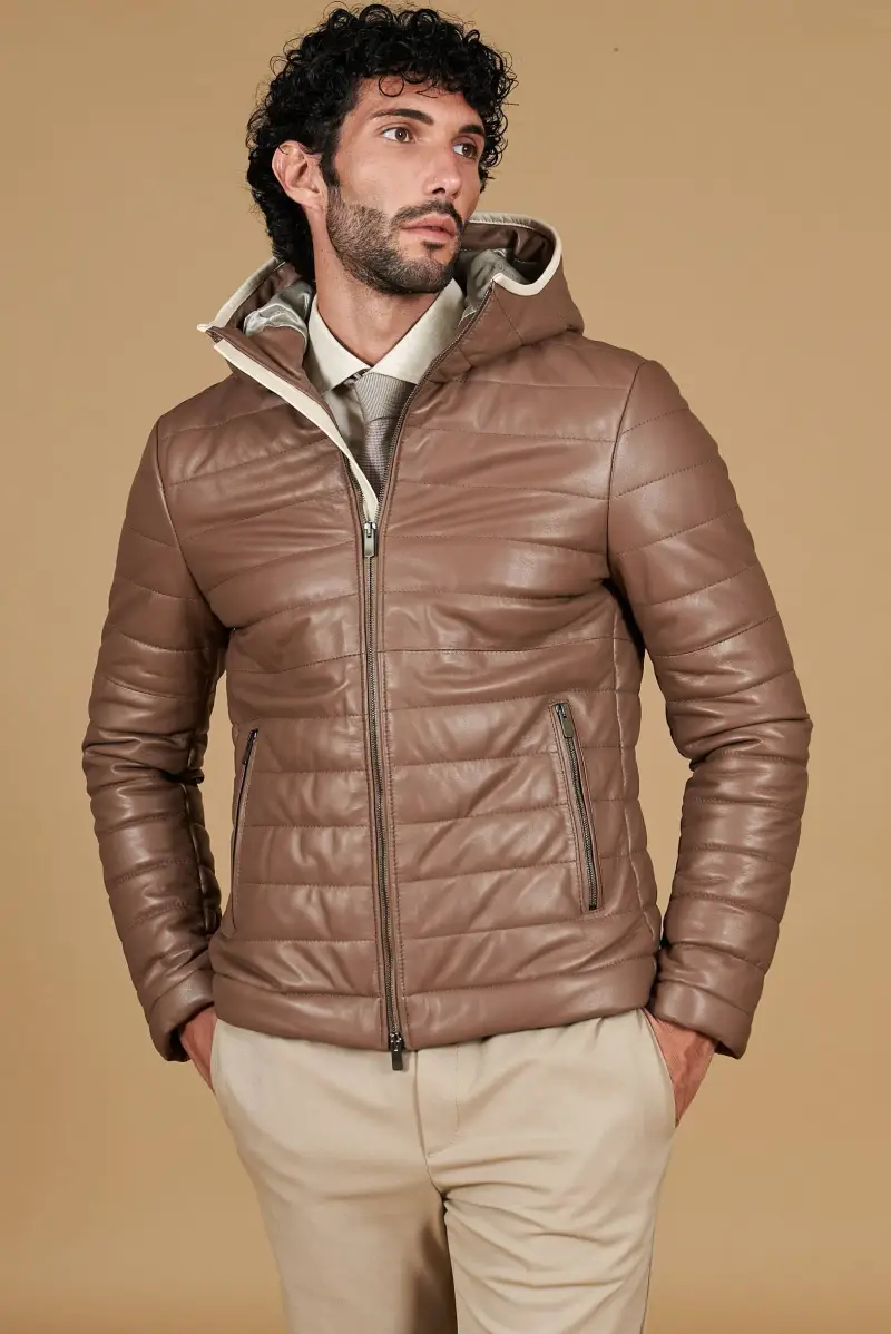 Piumino in pelle colore fango con cappuccio bordo a contrasto D Arienzo, Seleziona Fango