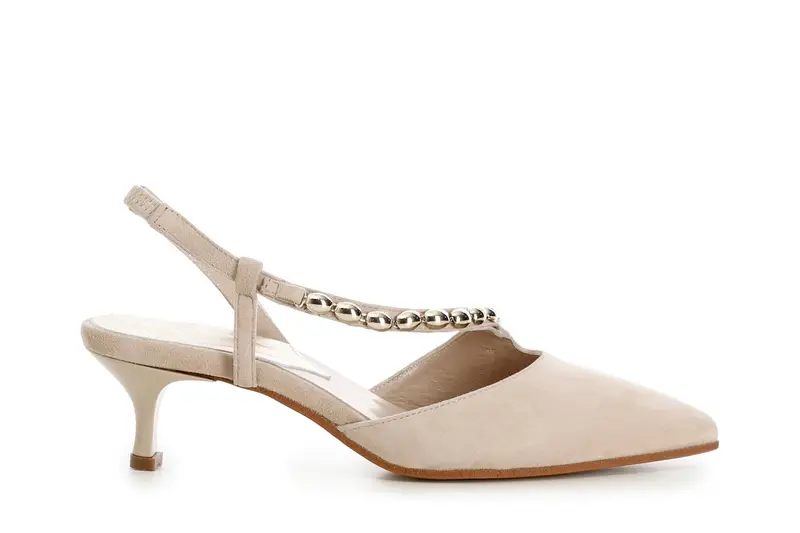 dècollète in suede con cinturino asimmetrico e catena decorativa ecru