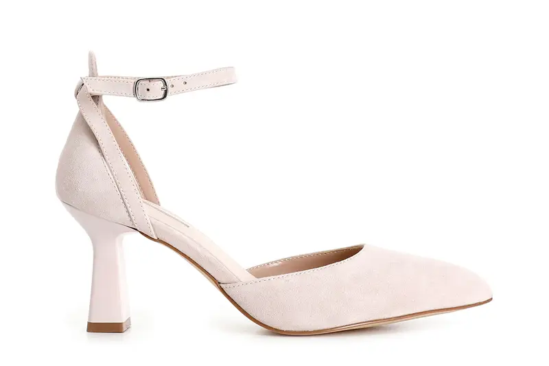 décolleté in camoscio con toppone e laccio alla caviglia cipria