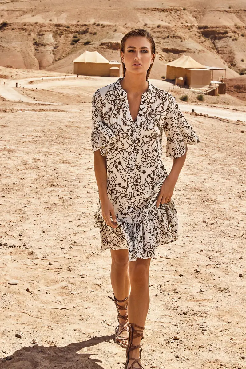 ABITO CON RICAMI ARTIGIANALI | Colore Multi |