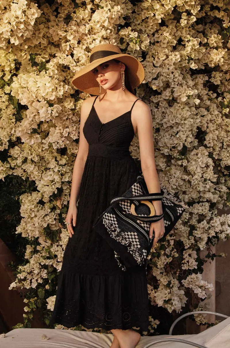 ABITO LUNGO CON INSERTI DI PIZZO PREGIATO | Colore Nero |