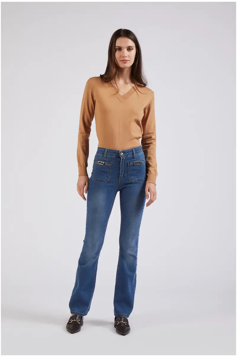 denim flare con tasche a toppa blu medio chiaro