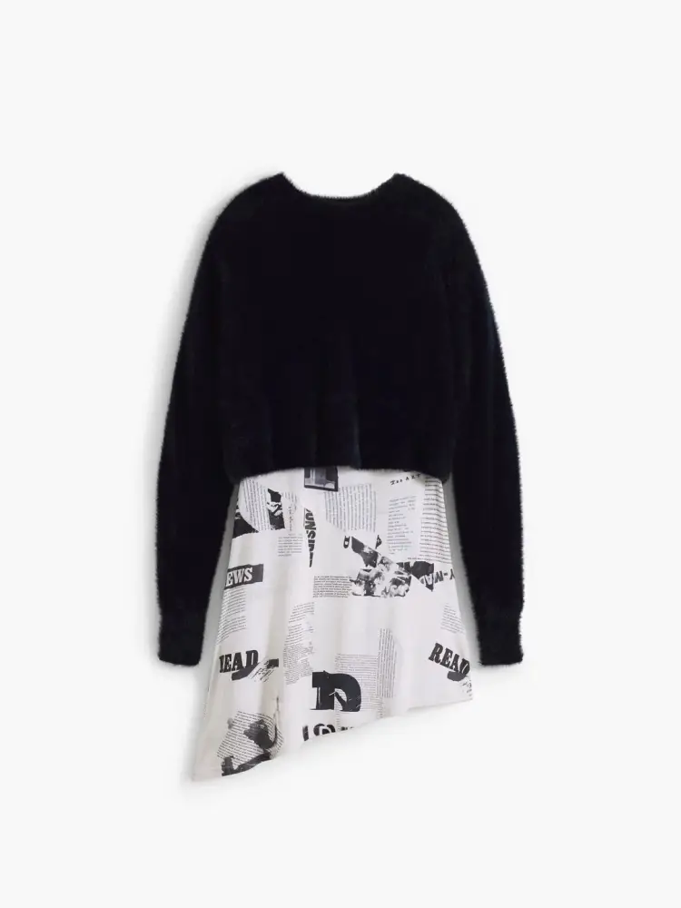 abito dal tocco morbido con orlo asimmetrico, senza maniche e collo rotondo con stampa di giornale e maglione sovrapposto rimovibile