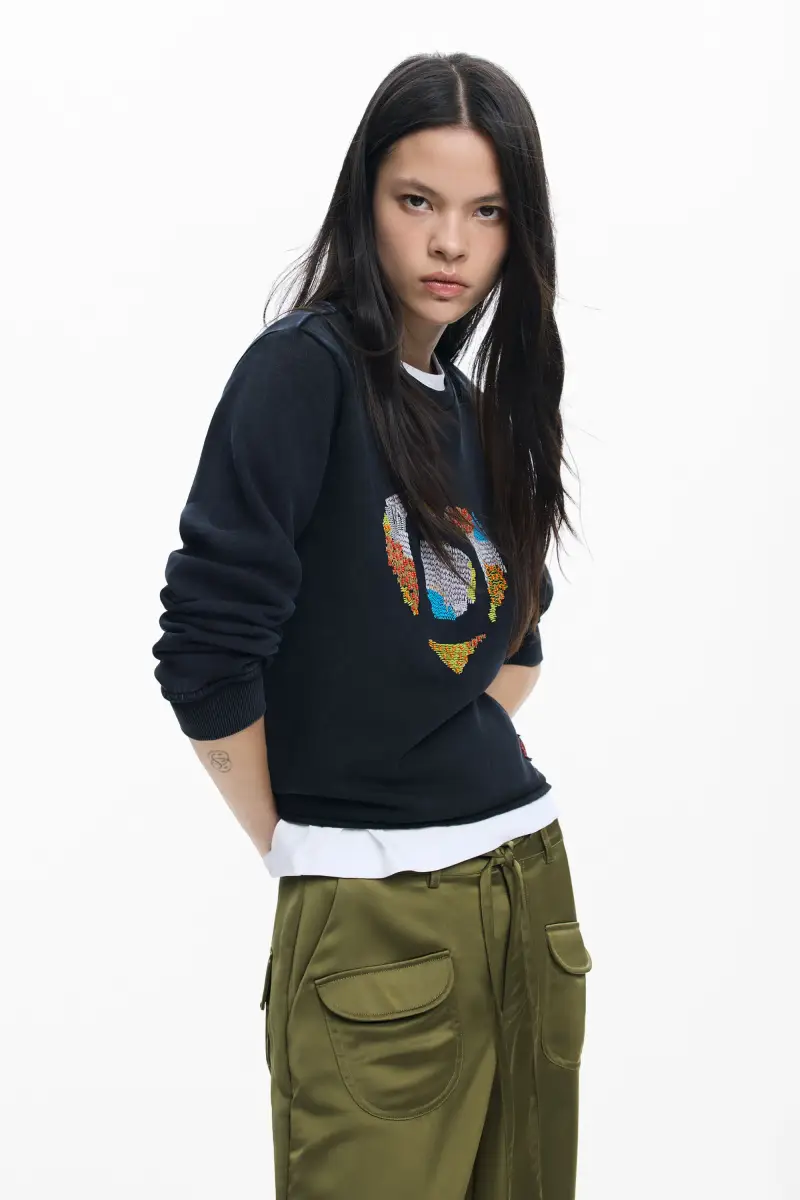 Felpa con ricami a forma di cuore BLACK