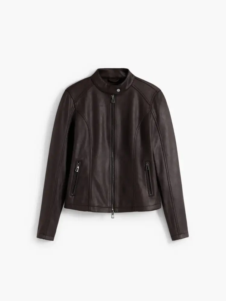 giubbotto in ecopelle marrone , chiusura con cerniera, collo stile mao, tasche frontali e con tessuto a maglia all'interno delle maniche