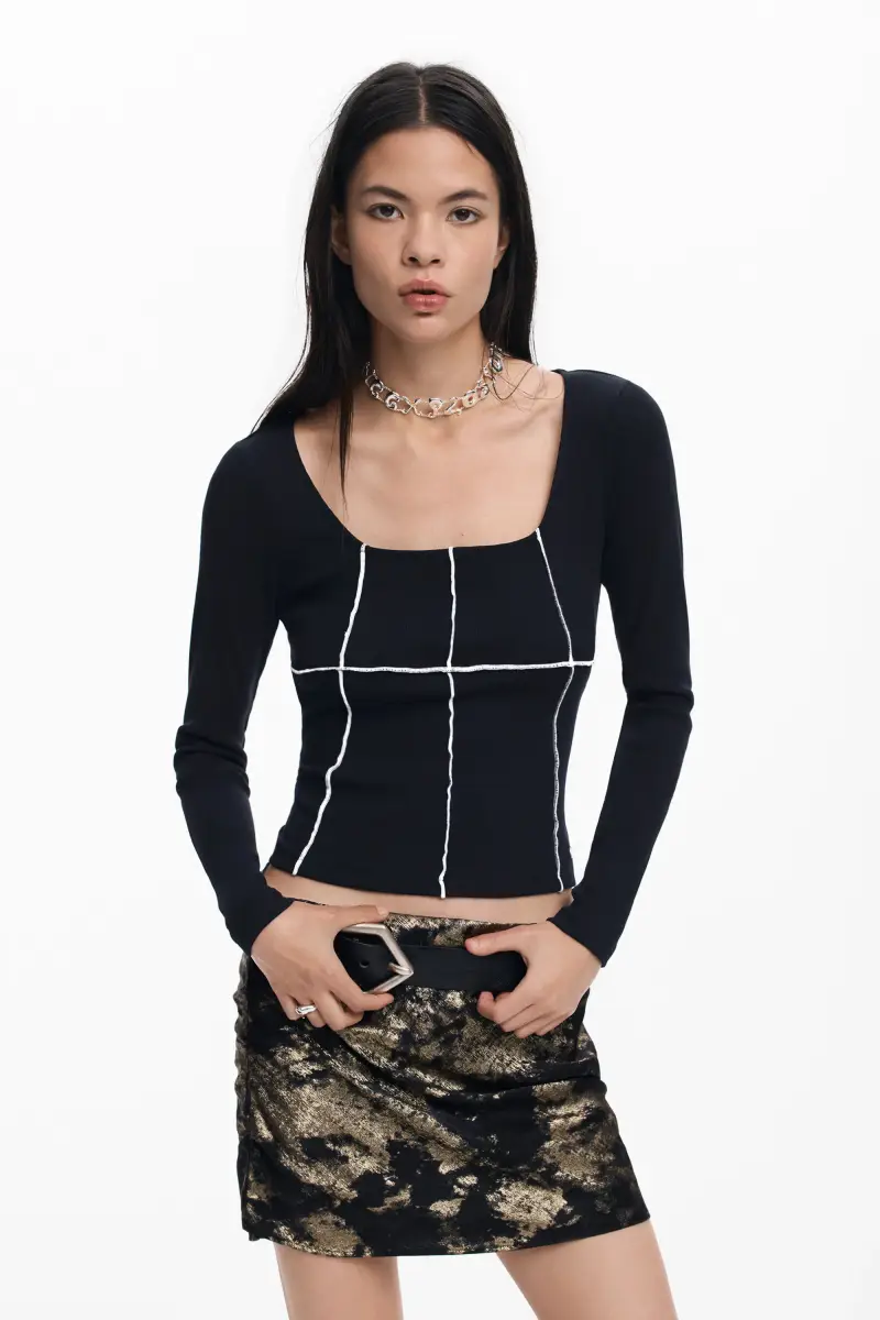 Maglietta con cuciture a coste BLACK