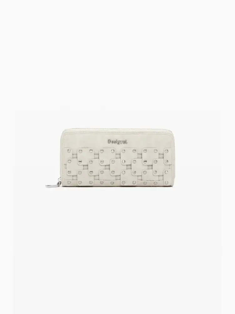 portafoglio grande allungato, in ecopelle bianca , con borchie ed effetto patchwork, chiusura con cerniera e diversi scomparti interni