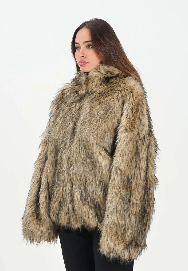 Pelliccia sintetica beige per donna e ragazze dove il maxi logo Diesel