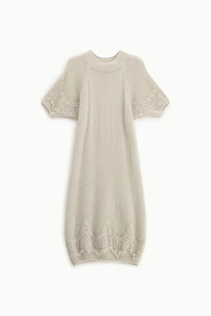 Abito corto con dettagli in pizzo