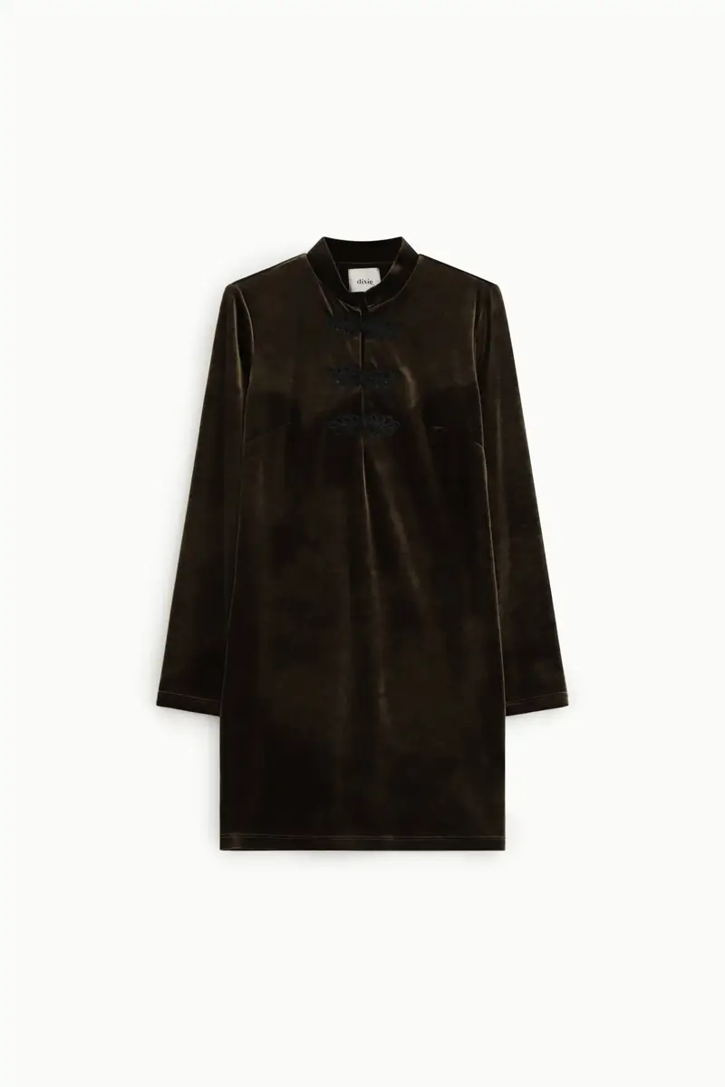 Abito corto con maniche lunghe e chiusura a alamari