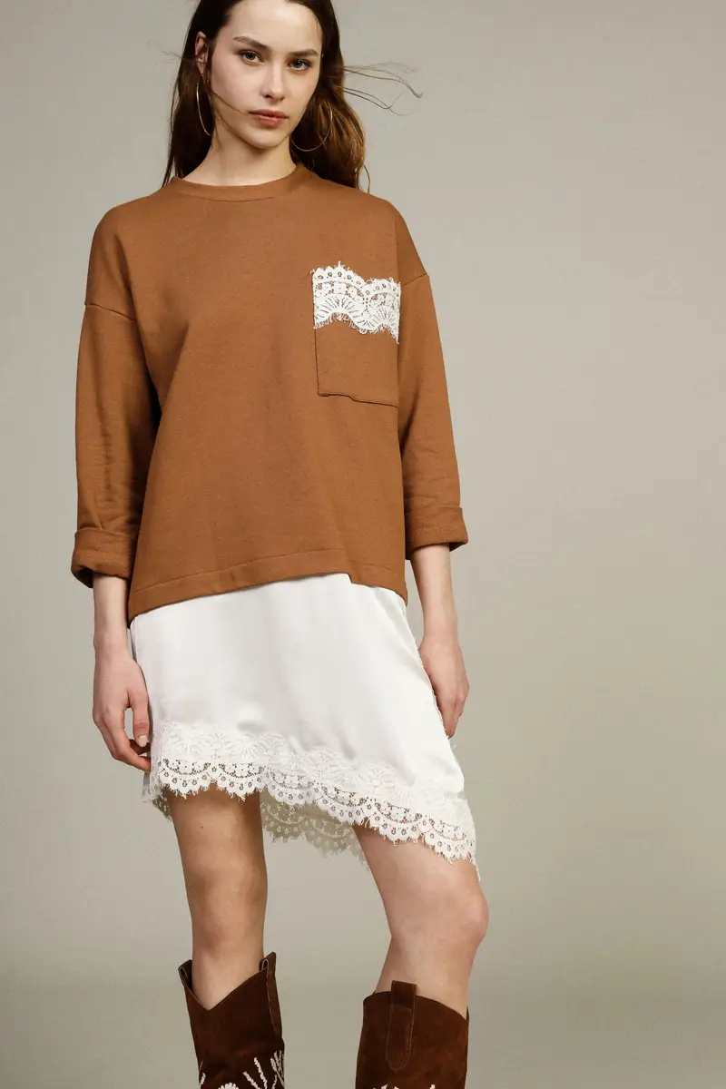 Abito corto con maniche lunghe e dettagli in pizzo miniatura 2