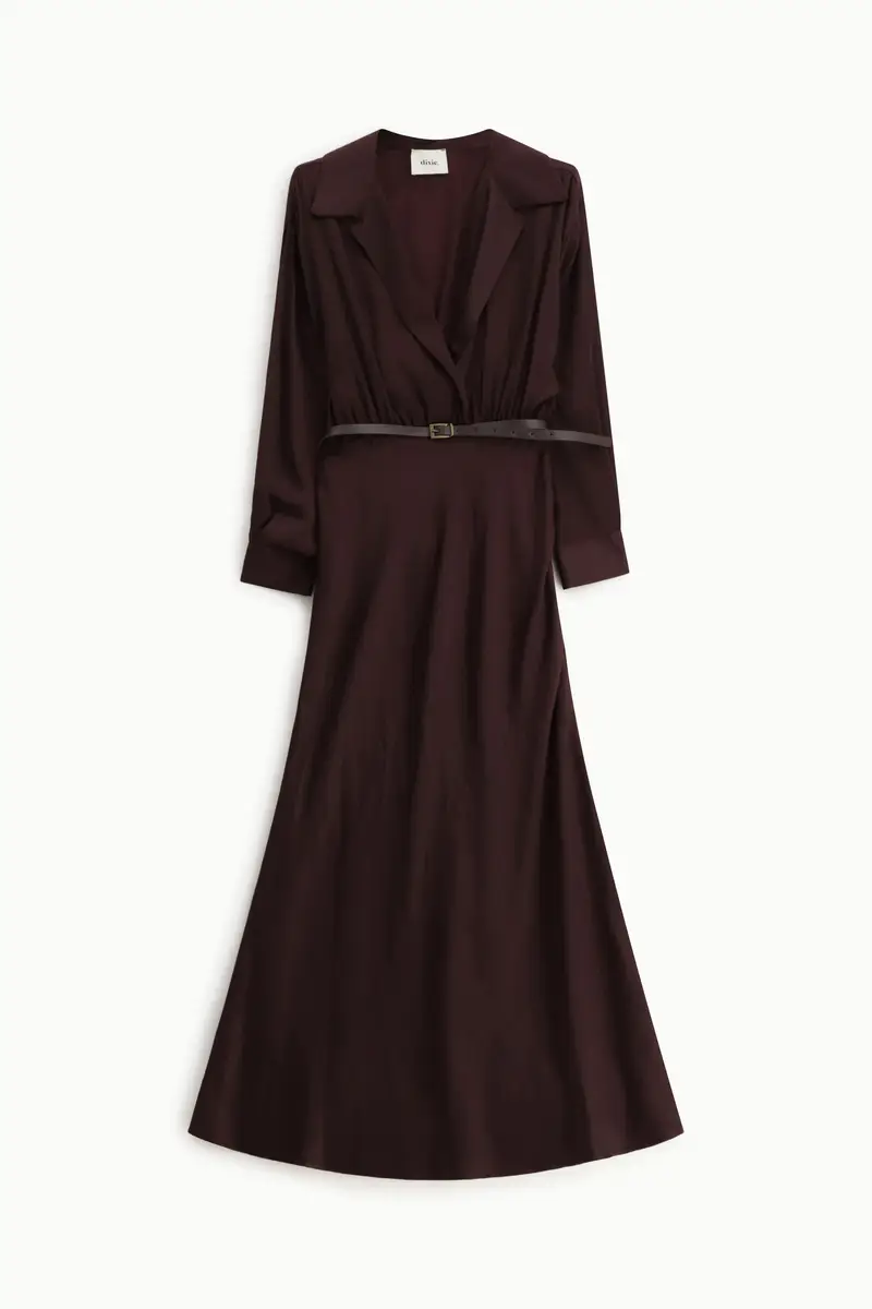 Abito lungo con cintura e colletto classico