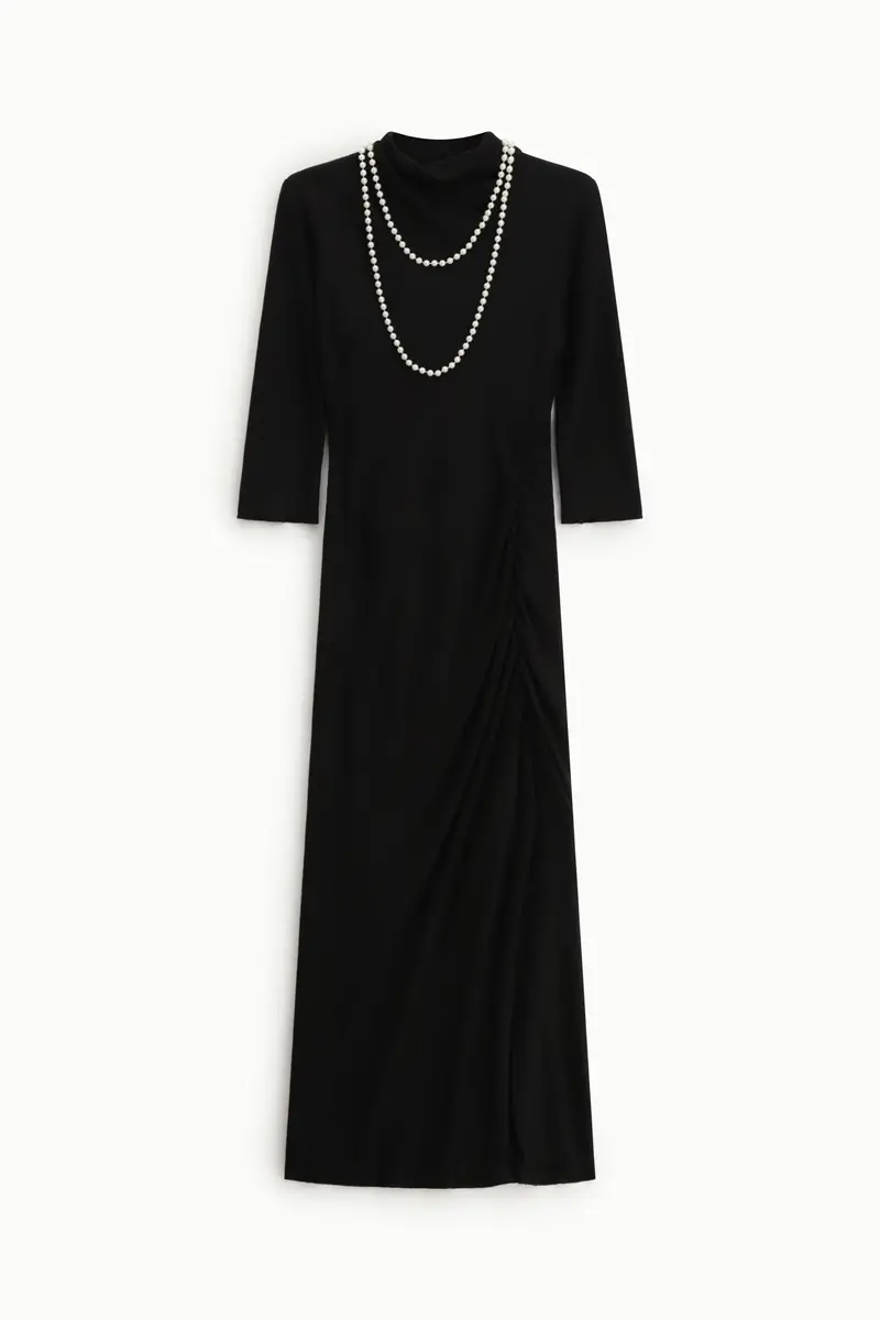 Abito midi a collo alto con drappeggio laterale