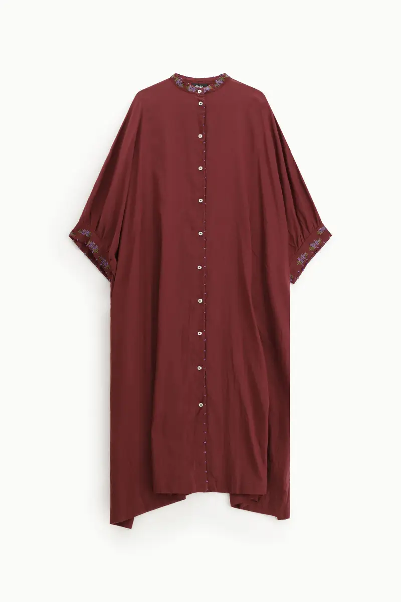 Abito midi con bottoni e maniche 3/4 ricamate