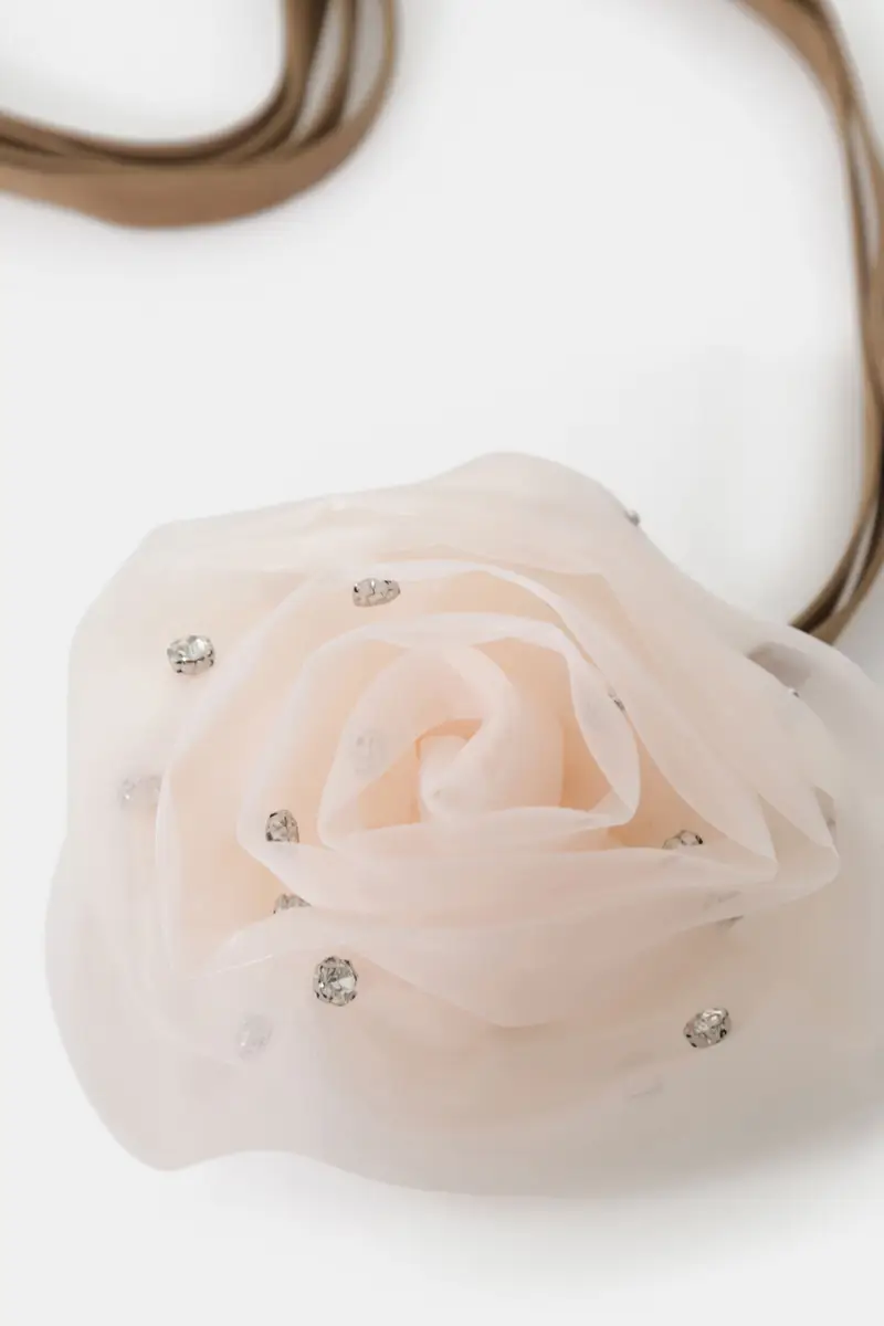 Bijoux con fiore e dettagli luminosi miniatura 2