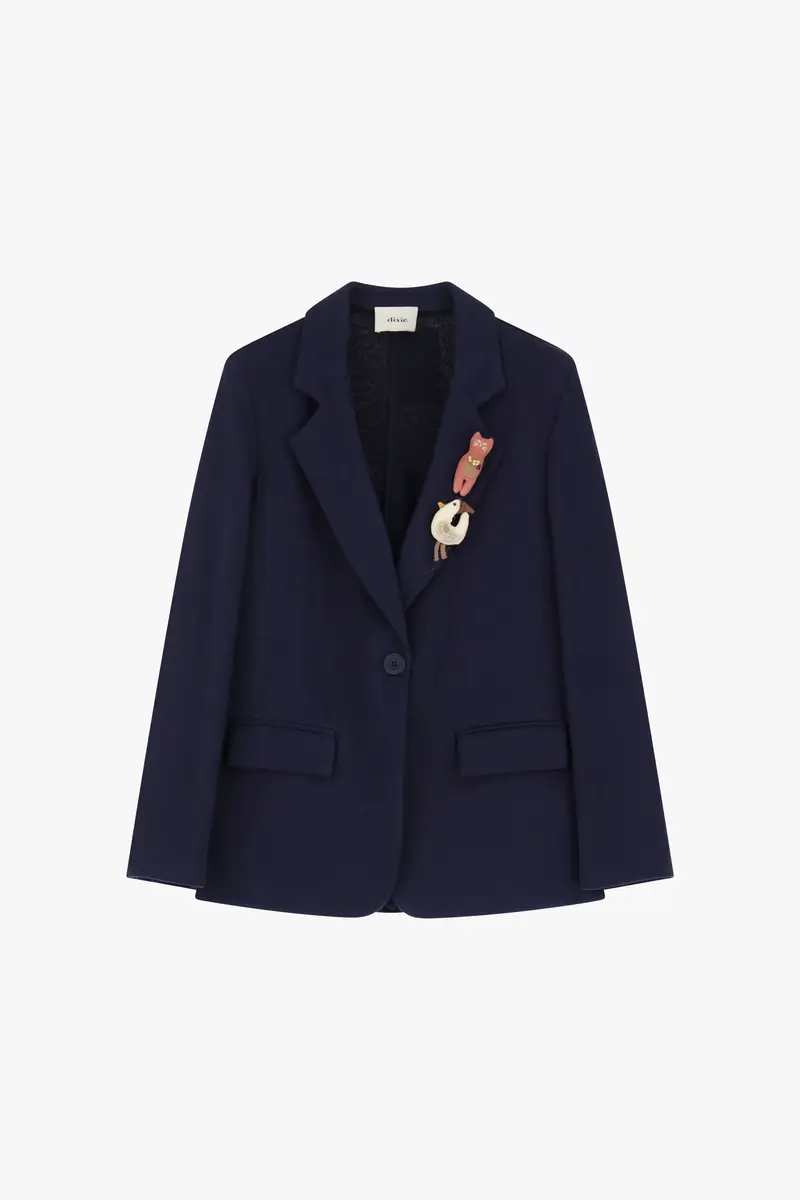 Blazer con spilla decorativa