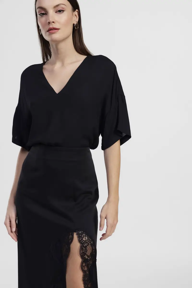 Blusa ampia con scollo a v e maniche corte miniatura 2