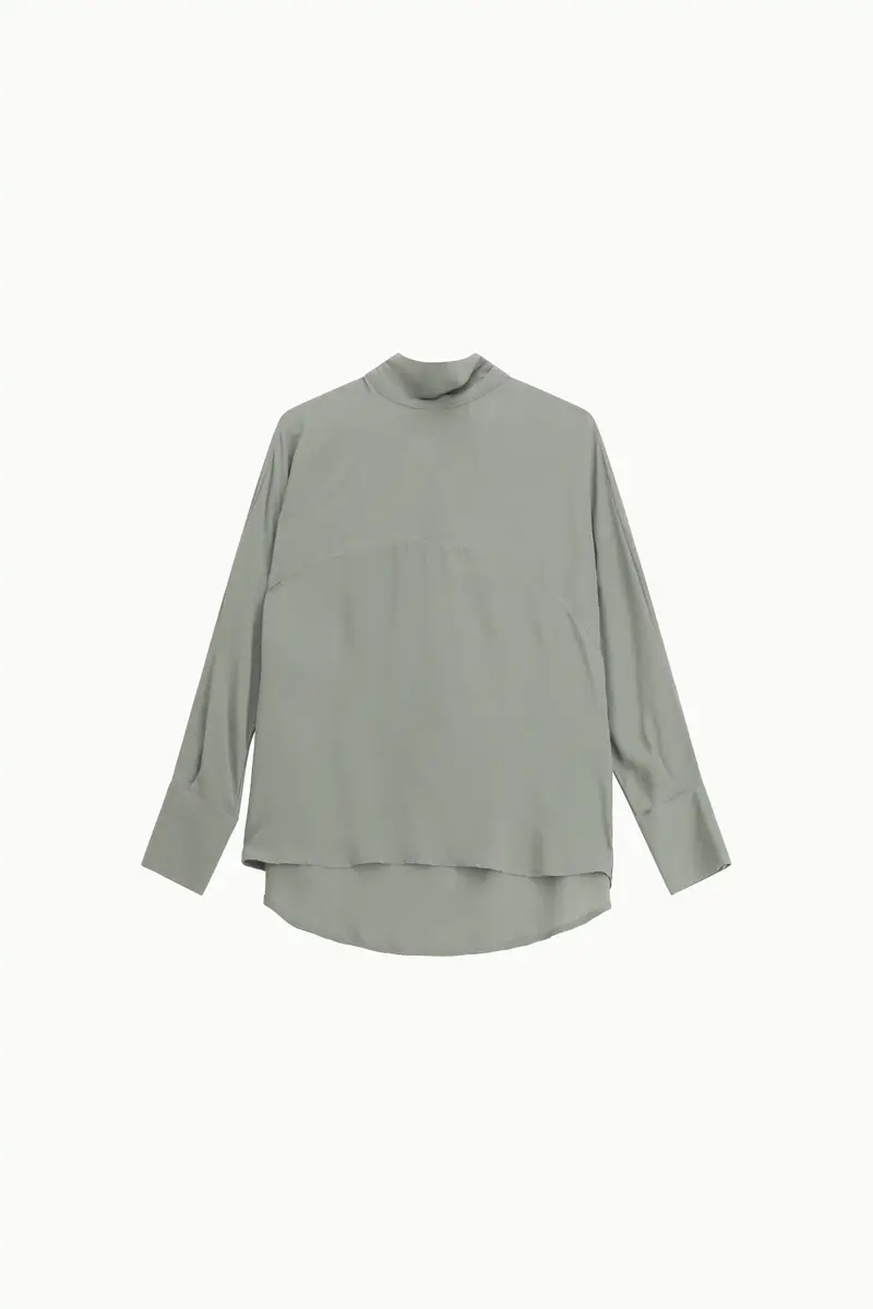 Blusa con collo alto e fondo stondato