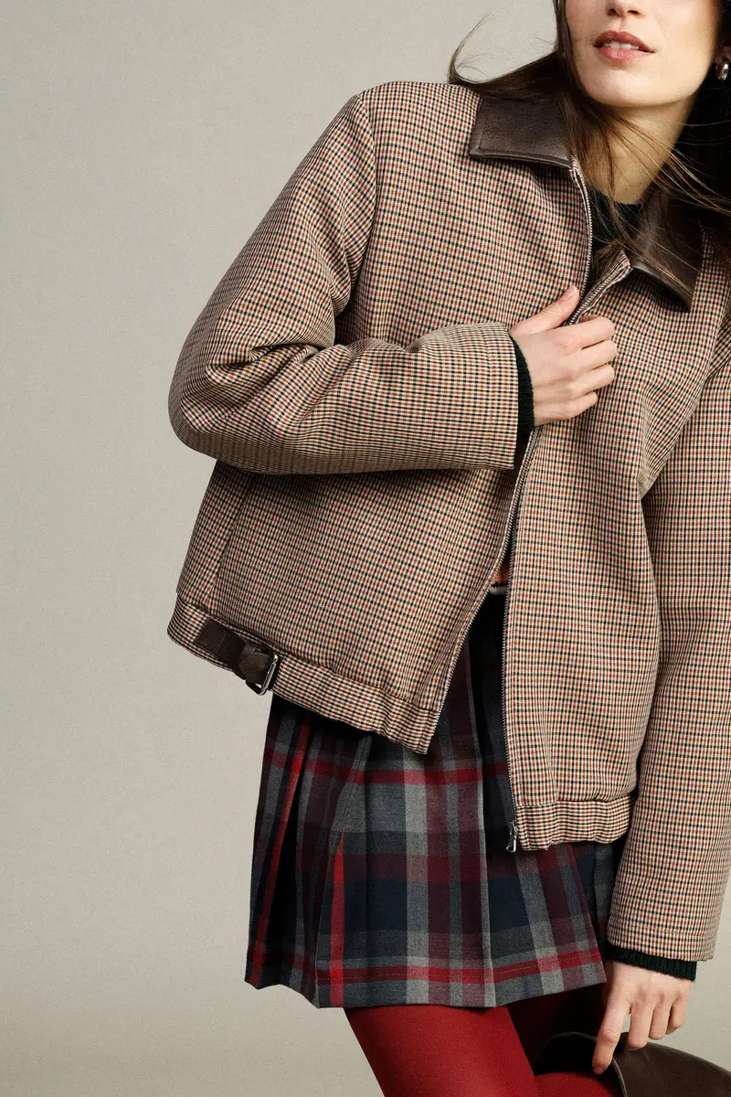 Bomber corto con collo a contrasto e fibbie miniatura 4