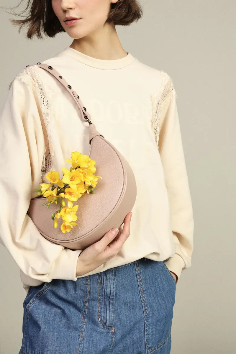 Borsa a spalla in pelle con manico borchiato