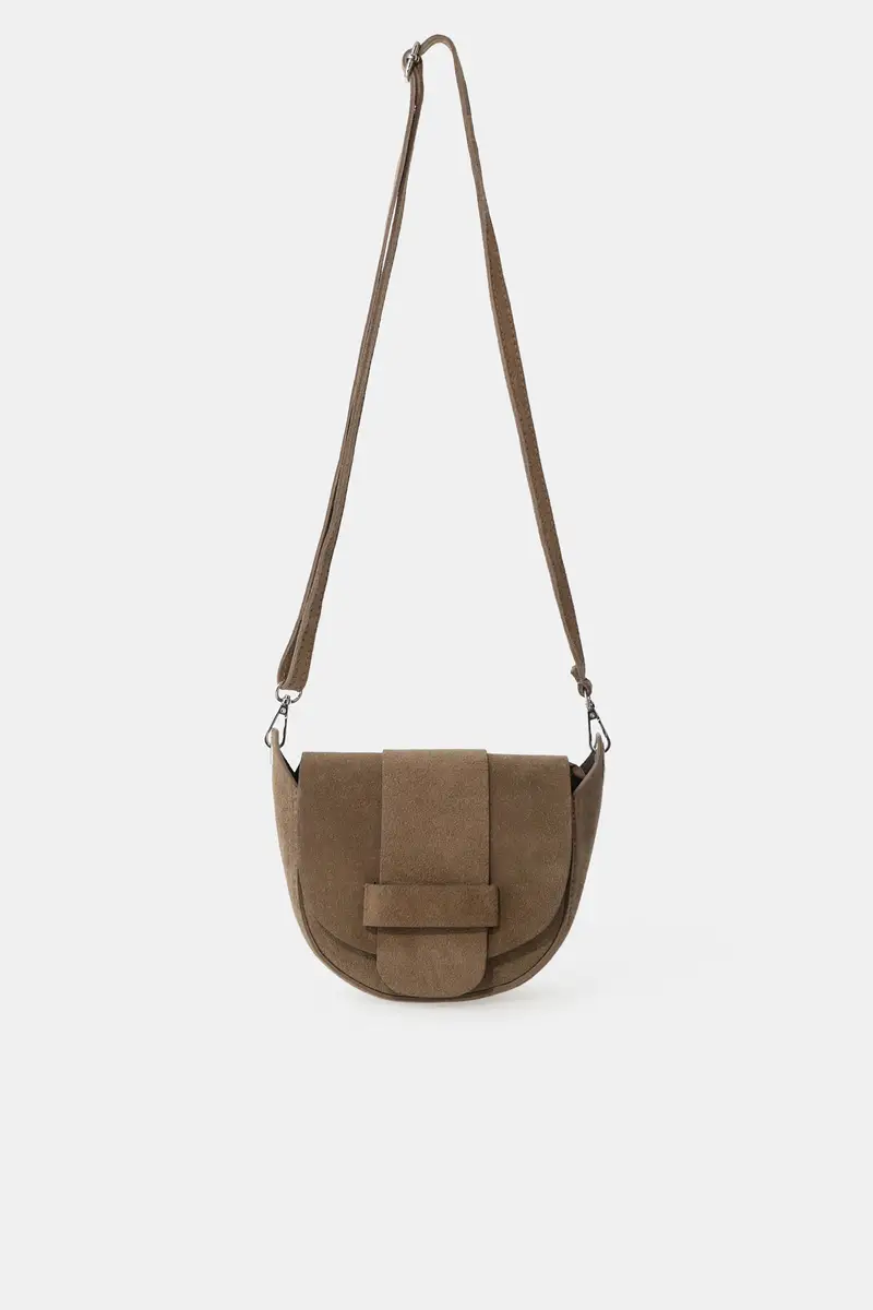 Borsa a tracolla con patta arrotondata e zip interna