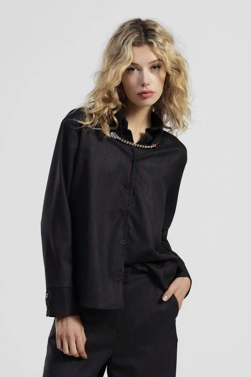 Camicia a righe con colletto classico e dettaglio gioiello miniatura 2