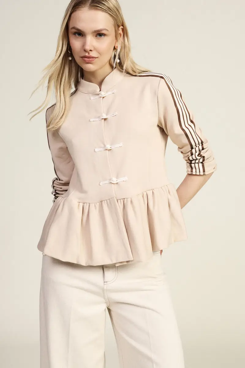 Camicia con colletto coreano e bottoni a nodo