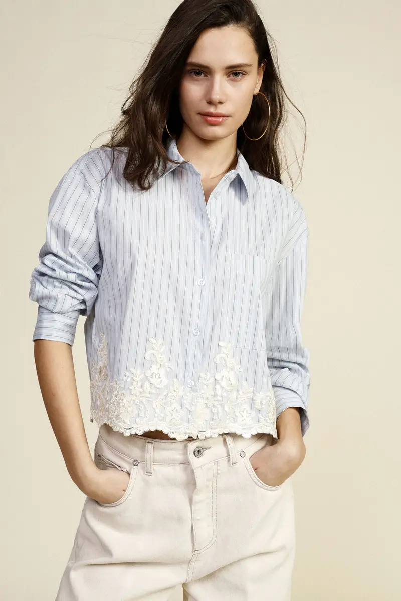 Camicia cropped a righe con ricamo floreale miniatura 2