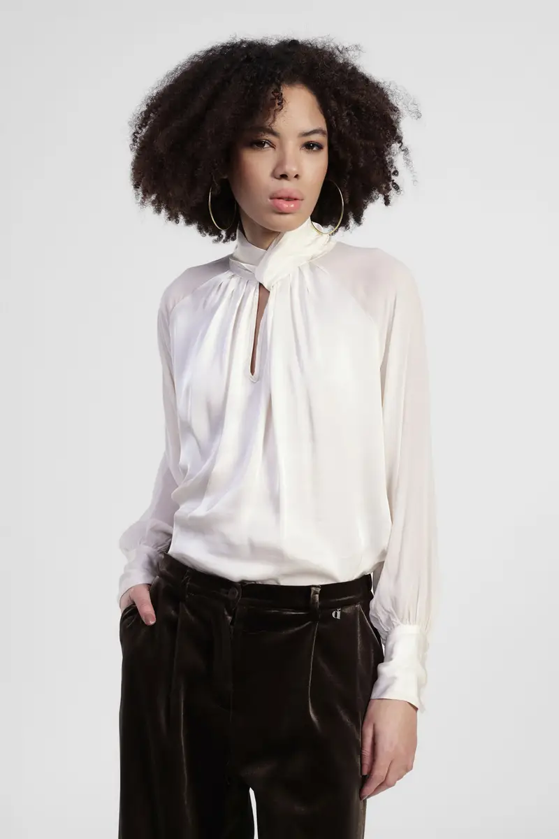 Camicia fit morbido con collo annodato e polsini alti miniatura 2