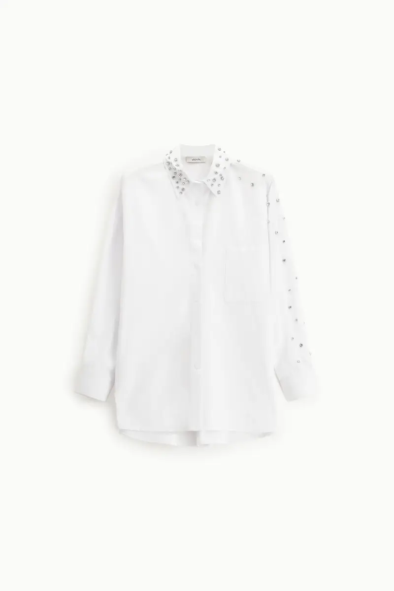 Camicia lunga con borchie, tasca e collo a punta