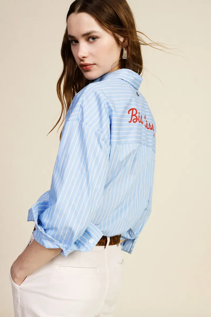 Camicia rigata con taschino e frase stampata miniatura 2