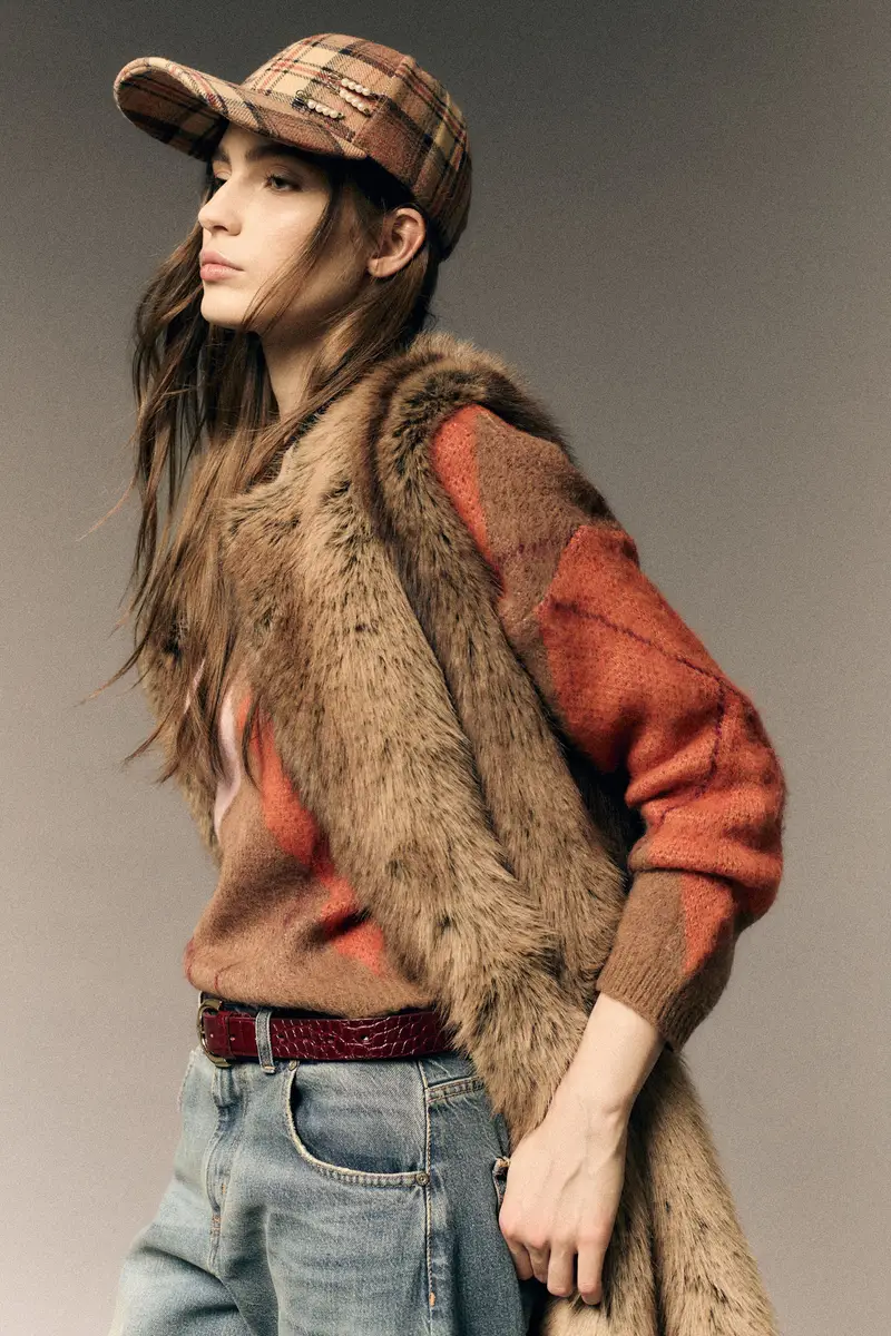 Cappellino a quadri con visiera e spille decorative miniatura 2