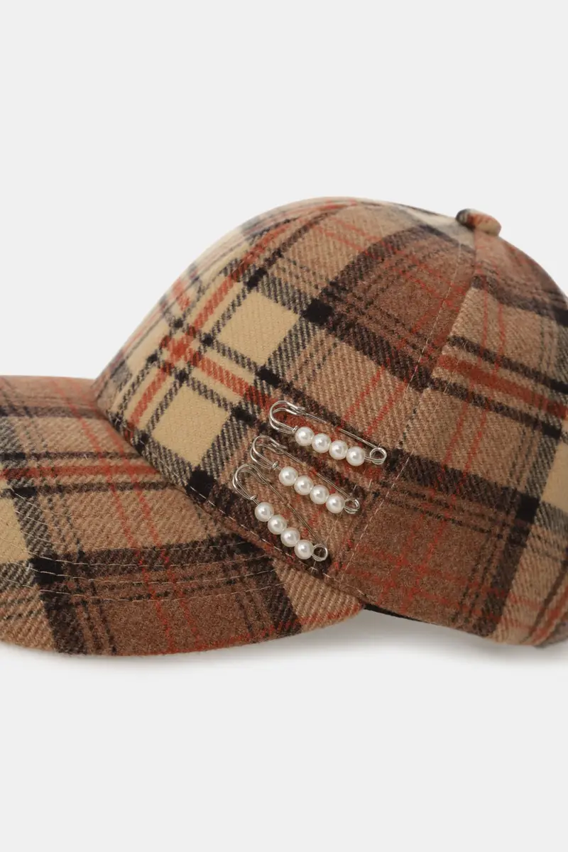 Cappellino a quadri con visiera e spille decorative miniatura 3