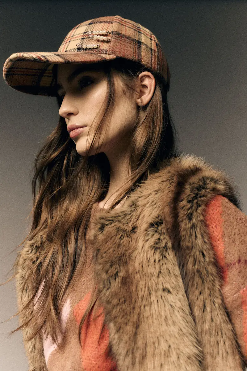 Cappellino a quadri con visiera e spille decorative miniatura 4