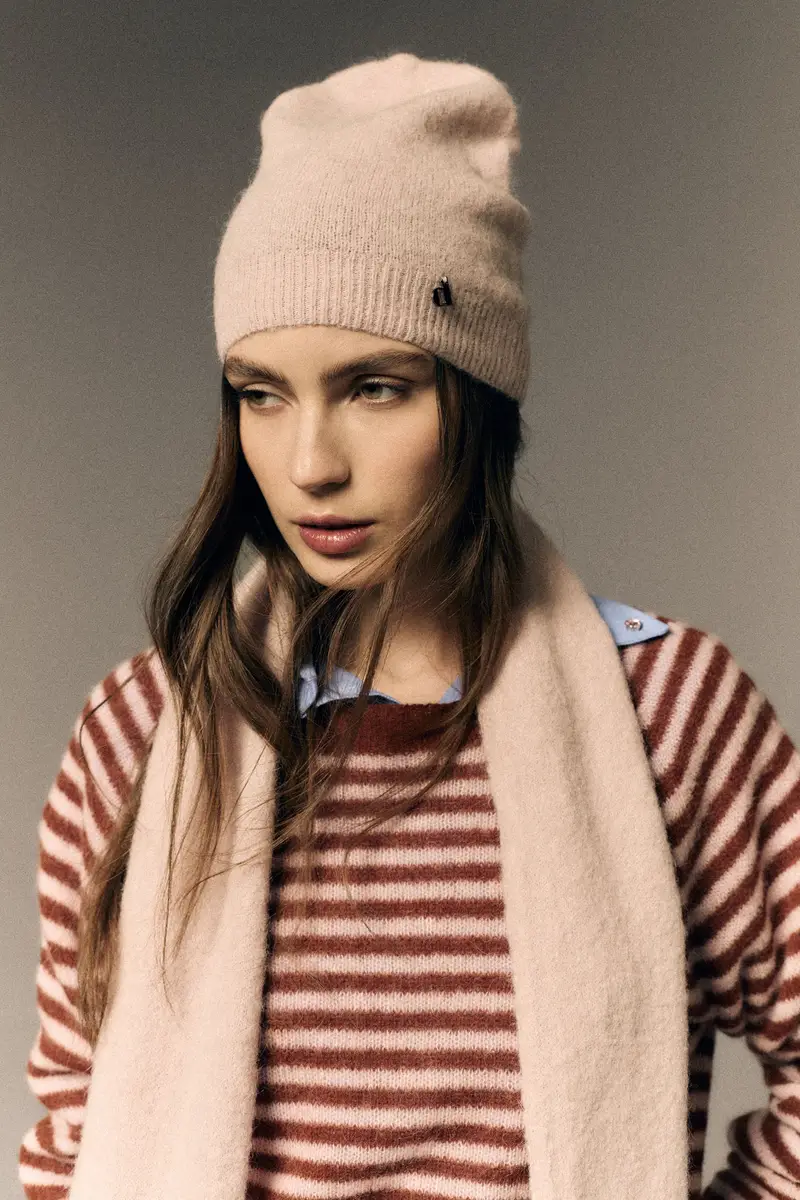 Cappello lavorato a maglia con dettaglio metallico miniatura 2