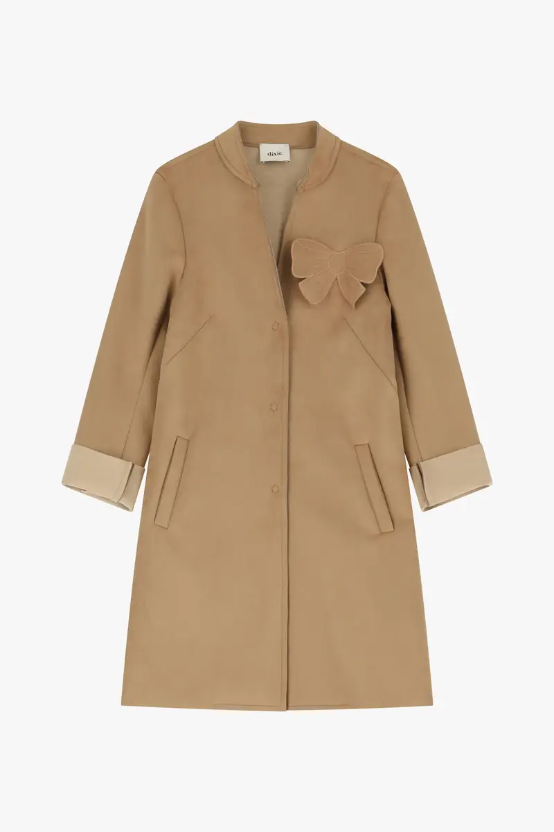 Cappotto classico con bottoni e applicazione