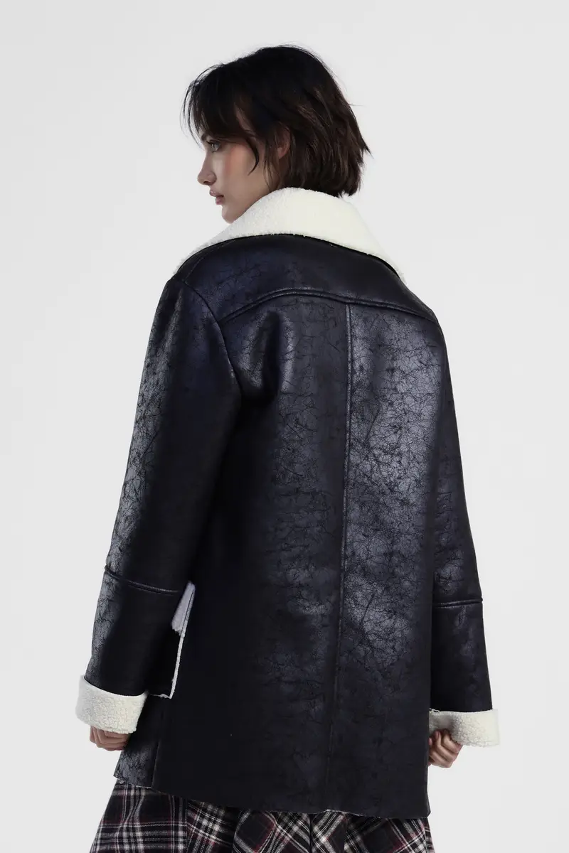 Cappotto con interno effetto pelliccia e bottoni miniatura 3