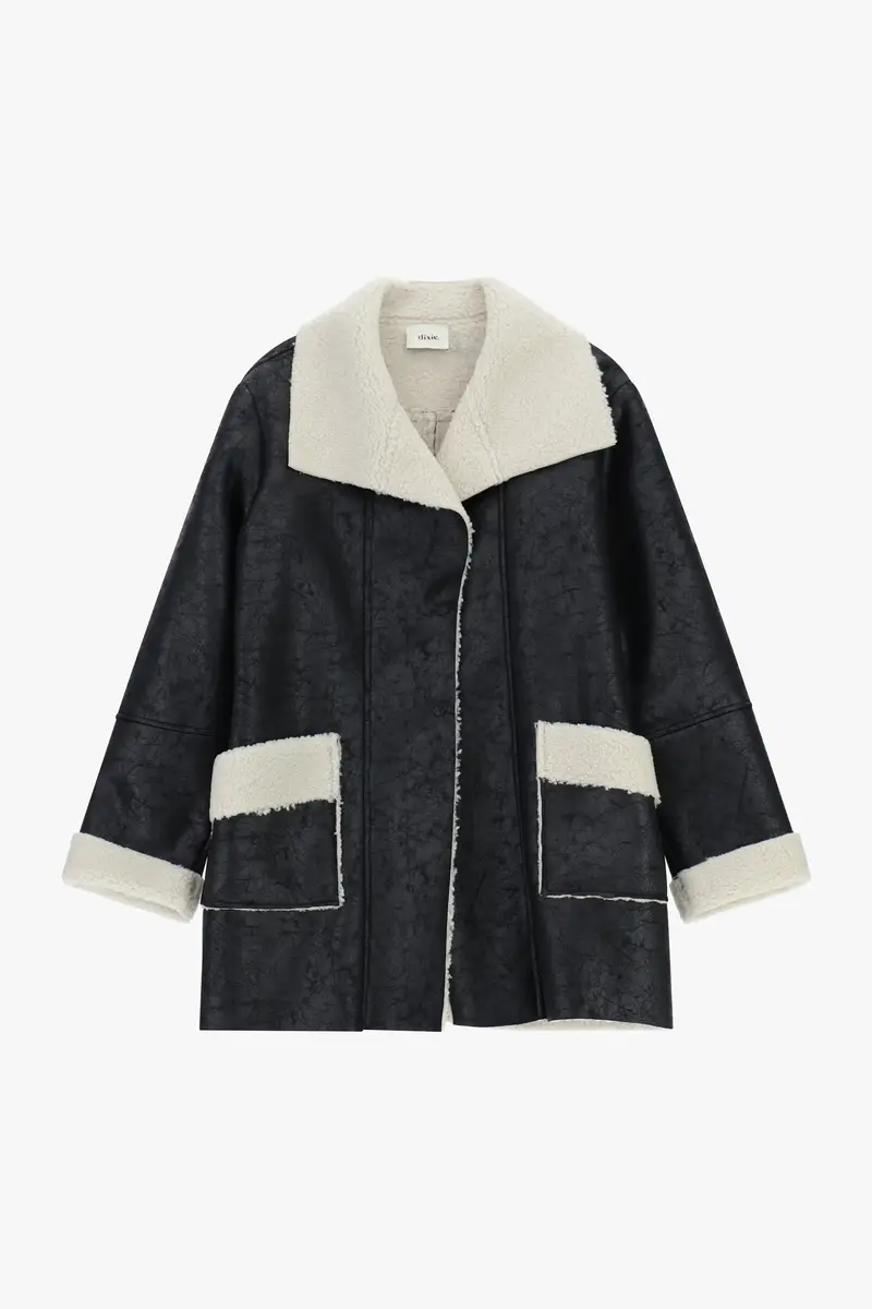 Cappotto con interno effetto pelliccia e bottoni