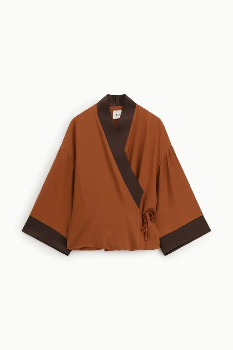 Cappotto corto con taglio kimono e dettagli a contrasto