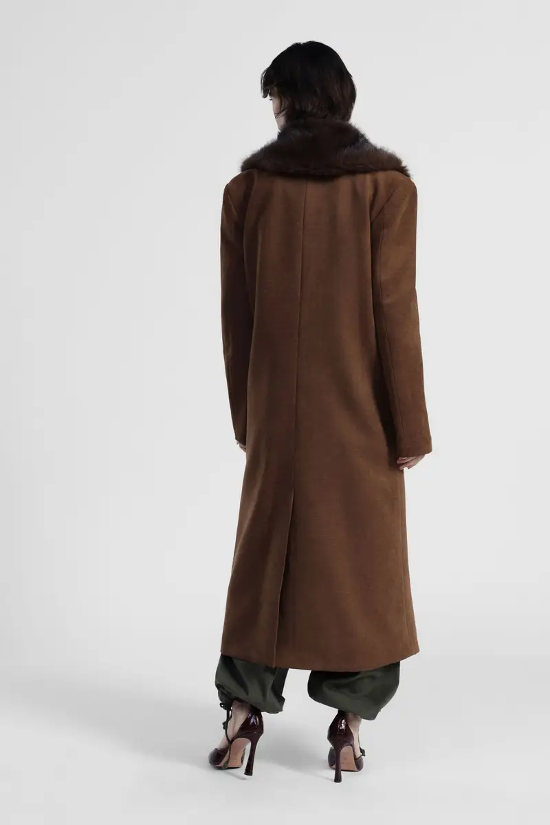 Cappotto lungo con collo in pelliccia e doppi bottoni miniatura 4